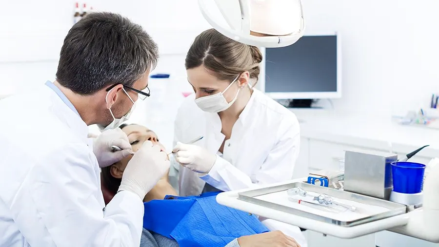 На фото Почему нужно выбирать именно частную стоматологическую клинику?