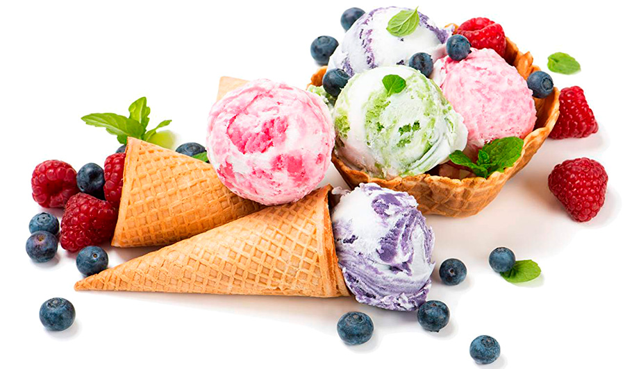 На фото Почему мороженое полезно есть летом?