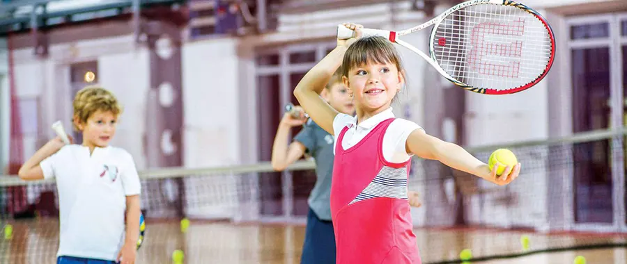 На фото Пять причин, почему нужно учиться играть в теннис