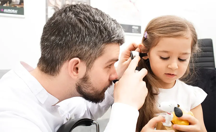 на фото Когда нужно проверять слух у ребенка?