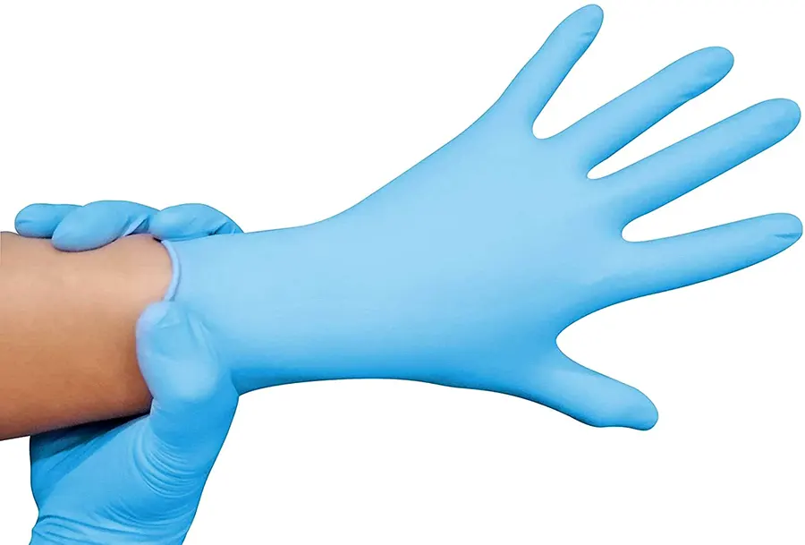 На фото Одноразовые перчатки - важнейшая защита в медицине