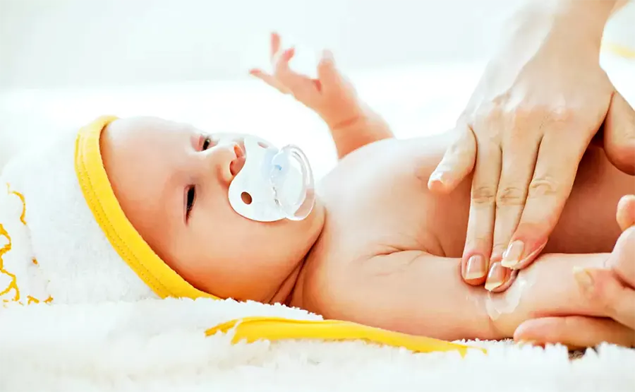 на фото Уход за кожей новорожденного — основа профилактики развития атопического дерматита