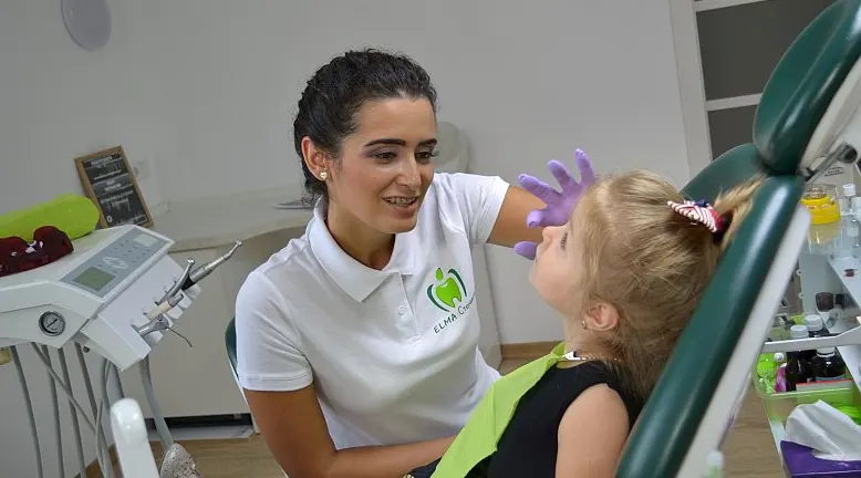 на фото Какими качествами должен обладать хороший детский стоматолог?